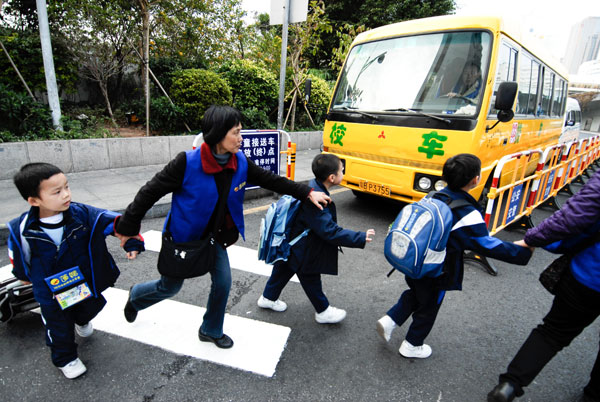 Des élèves d'une école primaire se préparent à monter dans un autobus scolaire à Shenzhen, province du Guangdong, le 4 janvier. 