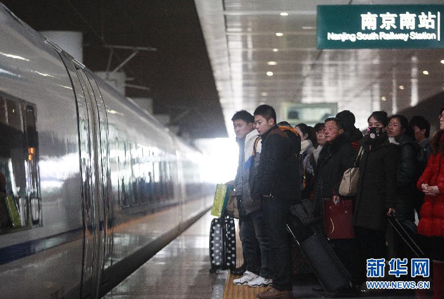 Le 12 janvier, à la gare Sud de Nanjing, des touristes attendent l'arrivée du TGV.