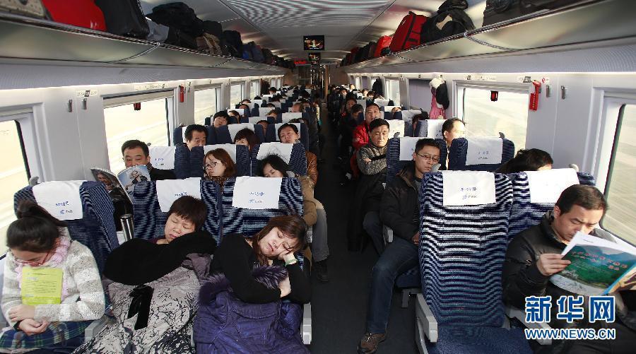 Le 13 janvier, sur le train G1, des passagers se reposent dans la voiture.