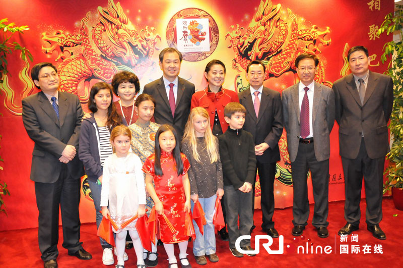 Les hôtes distingués et les enfants français prennent une photo de groupe. 