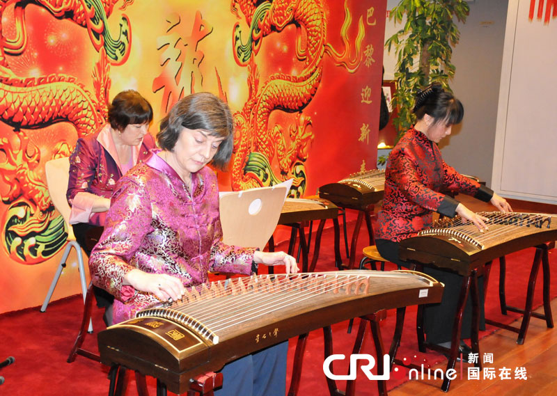 Les étudiants du Centre culturel chinois jouent des instruments traditionnels. 