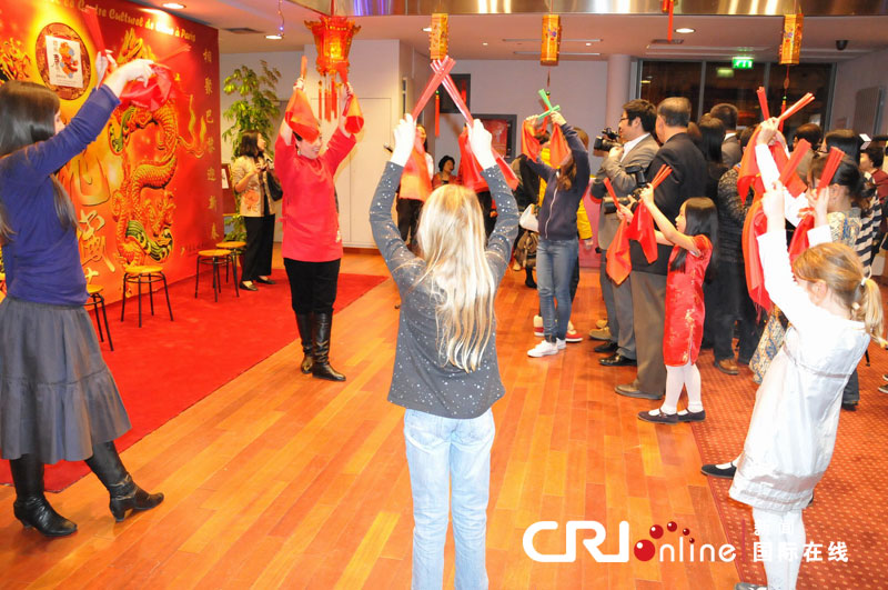 Des Français apprennent la danse chinoise.