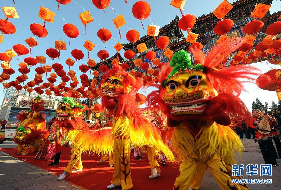 Le 22 janvier, des acteurs présentent la danse du dragon à la foire du parc du temple de la Terre pour le Nouvel An chinois. Le 22 janvier, des acteurs présentent la danse du dragon à la foire du parc du temple de la Terre pour le Nouvel An chinois.
