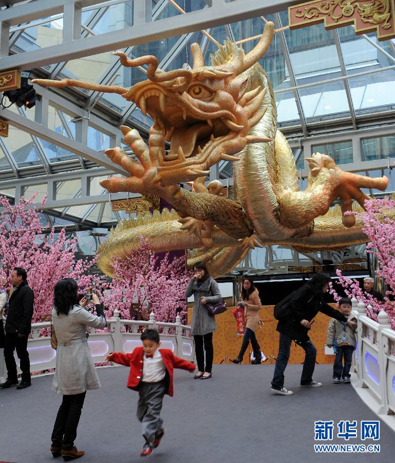 Le 18 janvier, les clients devant un « dragon » installé dans un grand magasin à Hong Kong.