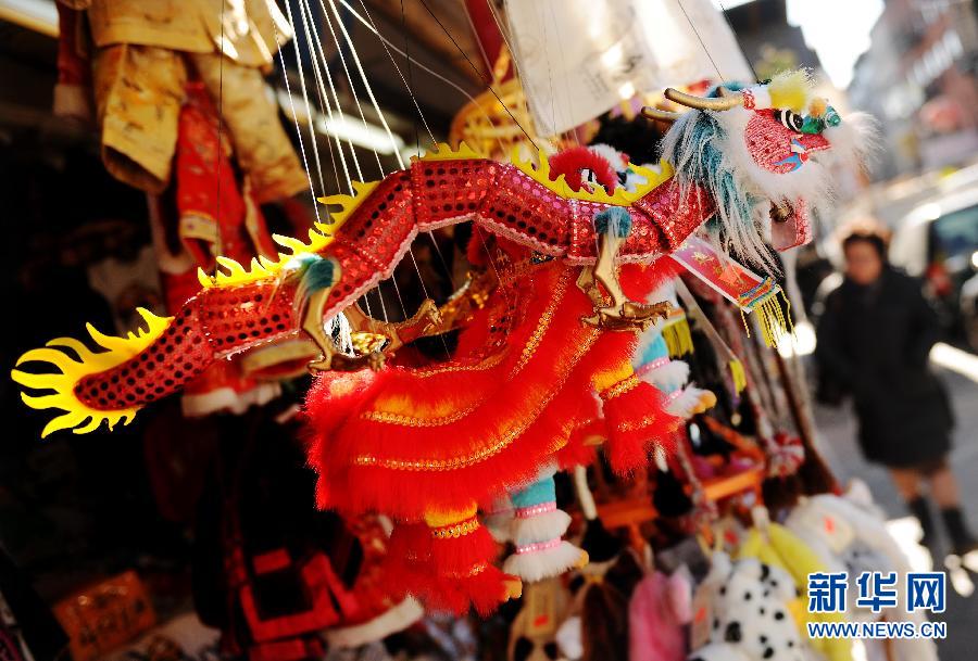 Le 20 janvier, les articles de décoration en forme de dragon dans une boutique du Chinatown de New York.