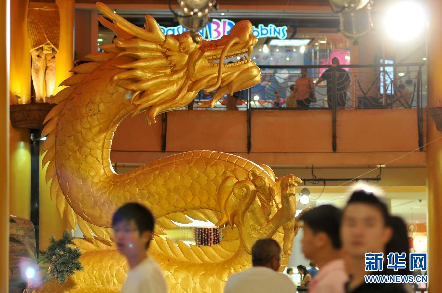 Le 16 janvier, un grand dragon devant un magasin de Kuala Lumpur en Malaisie.