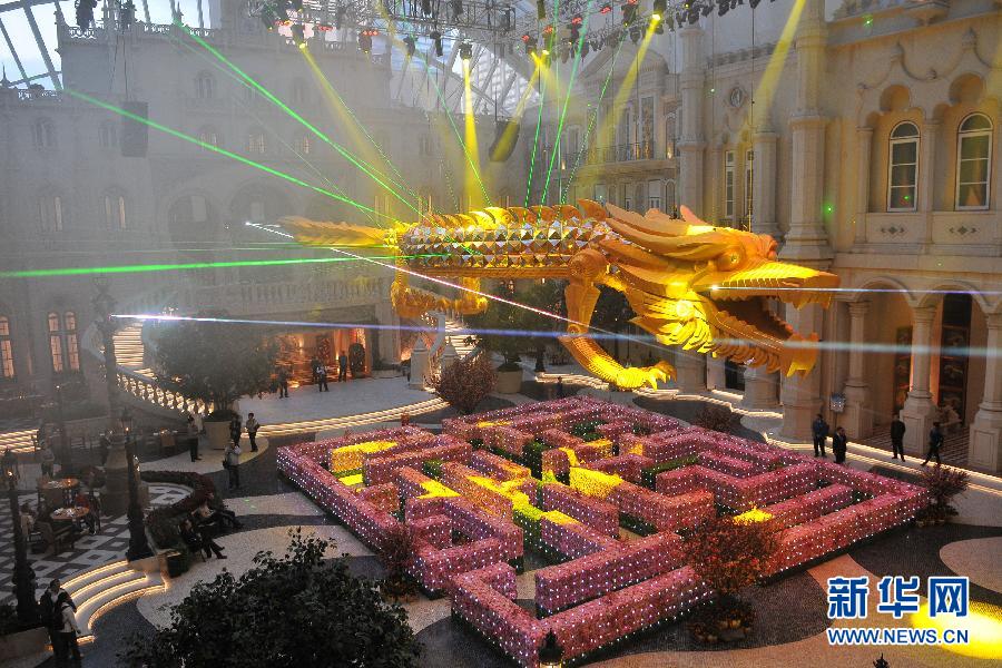 Le 17 janvier, un dragon décoré devant un hôtel de Macao pour accueillir le Nouvel An.