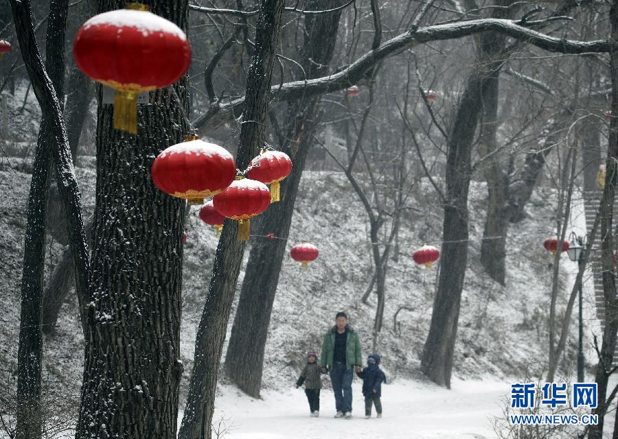 Le 19 janvier, les touristes se promènent sous la neige dans un parc de la province du Gansu.
