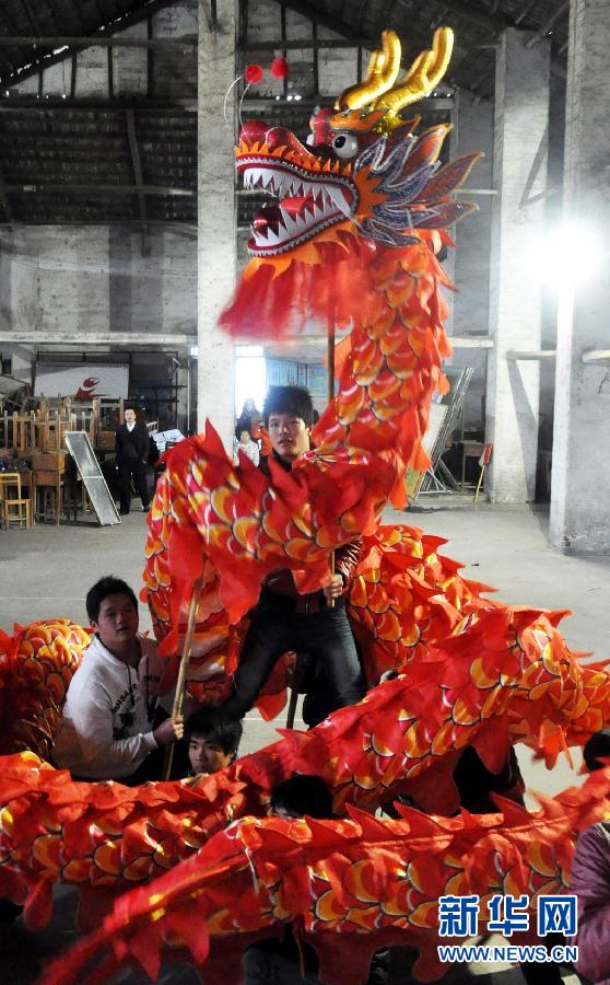 Le 19 janvier, des hommes se préparent pour la démonstration du dragon pendant le Nouvel An. Le 19 janvier, des hommes se préparent pour la démonstration du dragon pendant le Nouvel An.
