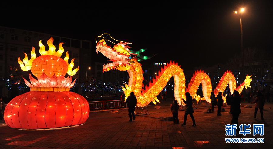 Le 18 janvier, des lanternes en forme de dragon sont installées sur une place de la province du Shanxi. Le 18 janvier, des lanternes en forme de dragon sont installées sur une place de la province du Shanxi.