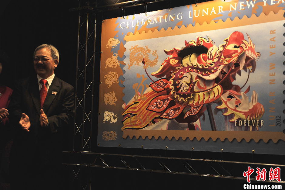 Le timbre dédié à &apos; l&apos;Année du Dragon éternelle&apos;, publié lundi par le service des postes des États-Unis pour célébrer la Nouvelle Année Chinoise, a été lancé à San Francisco.