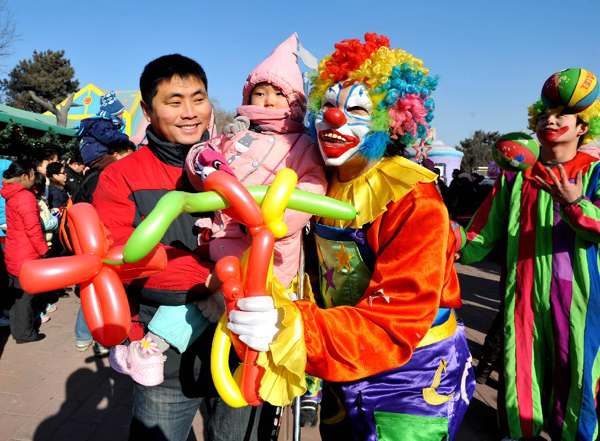 La foire du temple se déroule le 23 janvier au parc de divertissement de Shijingshan à Beijing.