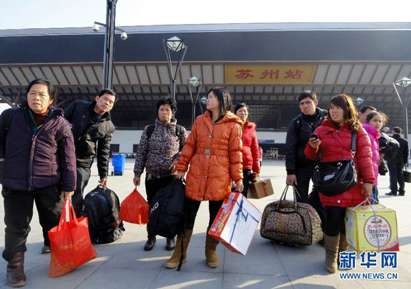 Le 26 janvier, des passagers sortent de la gare de Suzhou, dans la province du Jiangsu.