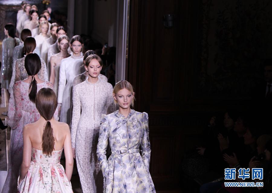 Le 25 janvier, des mannequins présentent la collection prêt-à-porter printemps/été de la marque italienne Valentino à Paris. Jeudi, les trois jours de la semaine de la mode de Paris se sont conclus.