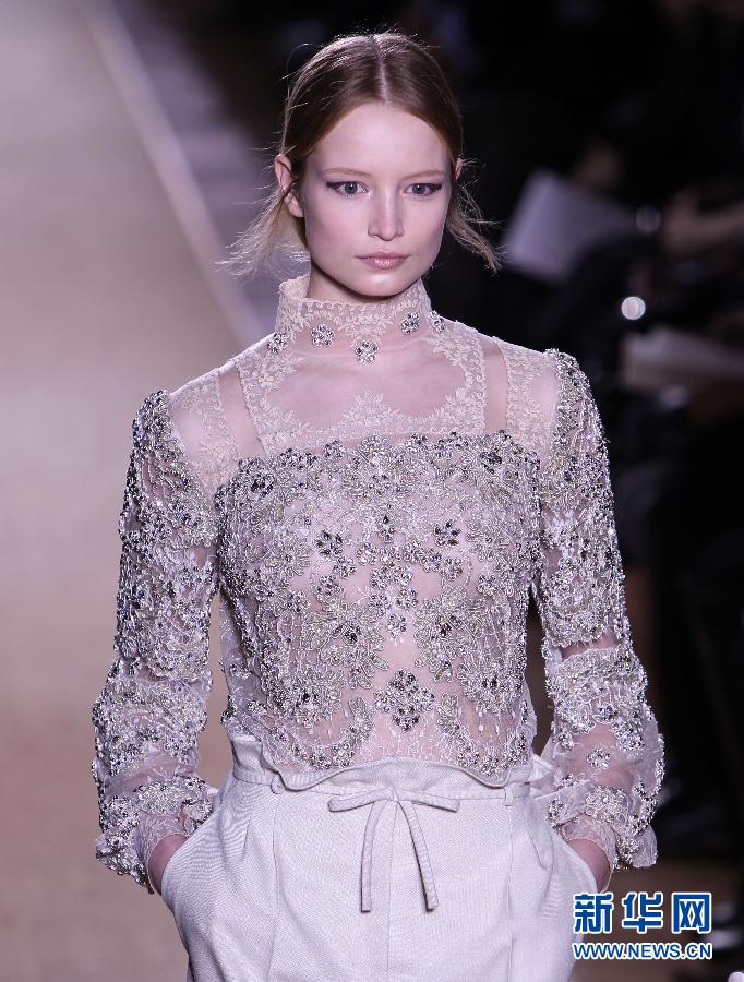 Le 25 janvier, un mannequin présente la collection prêt-à-porter printemps/été de la marque italienne Valentino à Paris. Jeudi, les trois jours de la semaine de la mode de Paris se sont conclus.