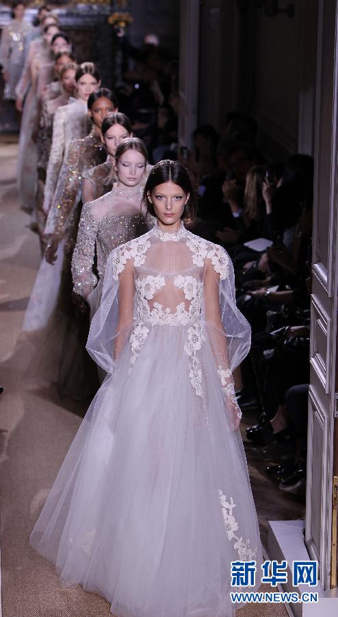Le 25 janvier, des mannequins présentent la collection prêt-à-porter printemps/été de la marque italienne Valentino à Paris. Jeudi, les trois jours de la semaine de la mode de Paris se sont conclus.