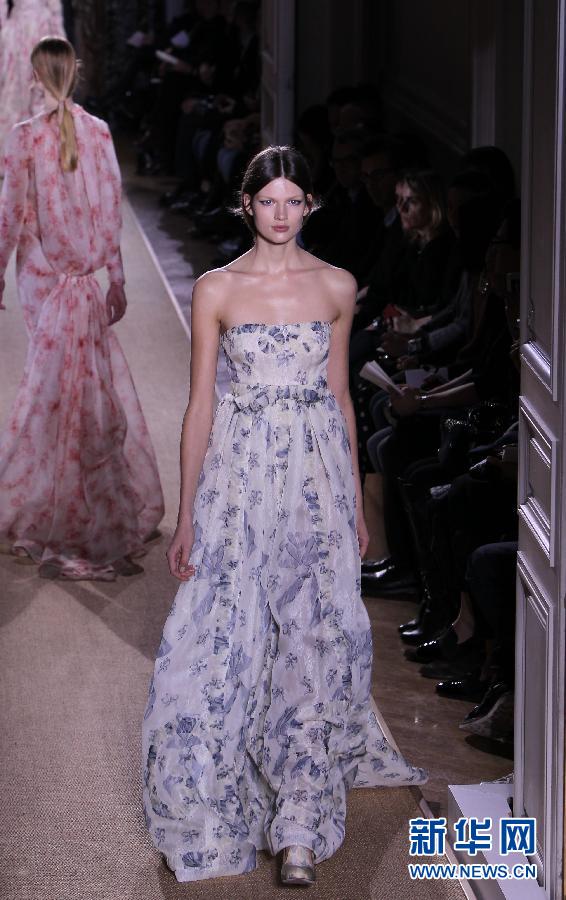 Le 25 janvier, des mannequins présentent la collection prêt-à-porter printemps/été de la marque italienne Valentino à Paris. Mercredi, les trois jours de la semaine de la mode de Paris se sont conclus.
