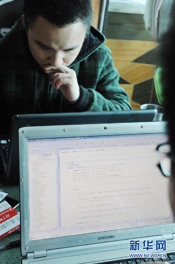 Le 15 février, Fu Dingyu, fondateur du groupe iTita, est en train de programmer.