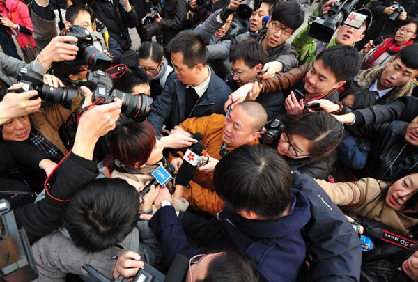 Le 5 mars, Shi Yongxin, abbé du temple Shaolin, entre au Grand Palais du Peuple à Beijing pour assister à la cérémonie d'ouverture de la 5e session de XIe Assemblée populaire nationale.