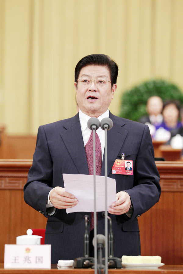 Wang Zhaoguo préside la conférence plénière.