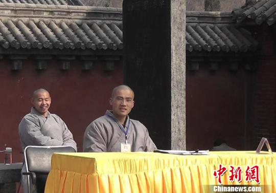 Les moines donnent une nouvelle image au temple Shaolin