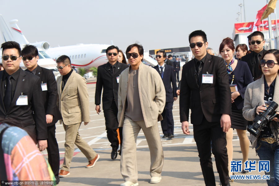 Le 26 mars, Jacky Chan inaugure l'exposition du nouveau modèle de Legacy 600 de l'EMBRAER. Le 26 mars, Jacky Chan inaugure l'exposition du nouveau modèle de Legacy 600 de l'EMBRAER.