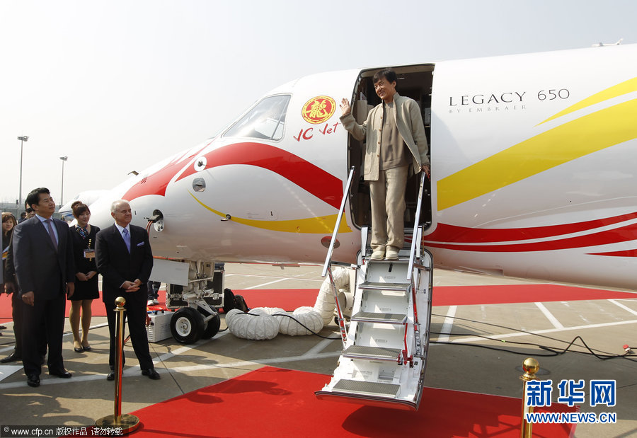 Le 26 mars, Jacky Chan inaugure l'exposition du nouveau modèle de Legacy 600 de l'EMBRAER.