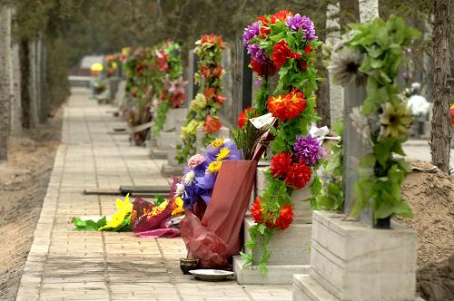 En prévision de la fête de Qingming, la Chine réglemente les services funéraires