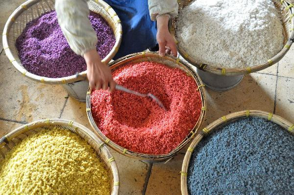 Un vendeur cuisine un riz gluant aux cinq couleurs à Nanning, capitale de la région autonome du Guangxi Zhuang au sud-ouest de la Chine. 