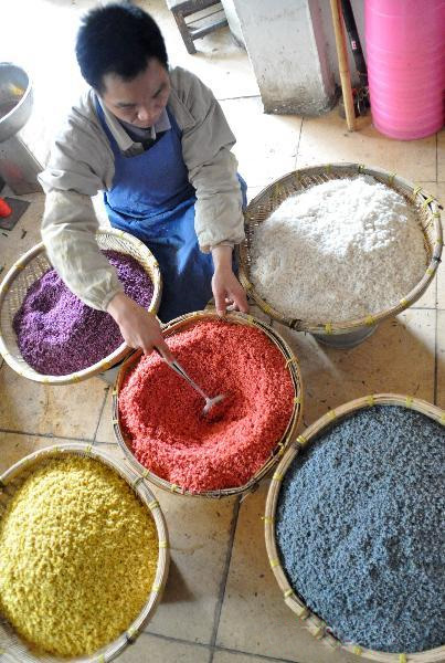 Un vendeur cuisine un riz gluant aux cinq couleurs à Nanning, capitale de la région autonome du Guangxi Zhuang au sud-ouest de la Chine. 