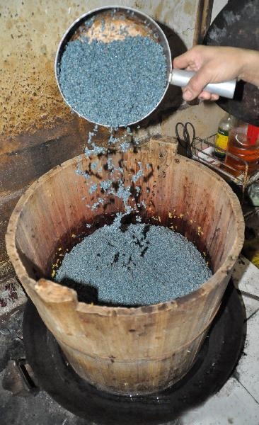 Un vendeur cuisine un riz gluant aux cinq couleurs à Nanning, capitale de la région autonome du Guangxi Zhuang au sud-ouest de la Chine. 