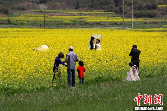 « Le plus beau village de Chine » devient le paradis de la photographie de mariage