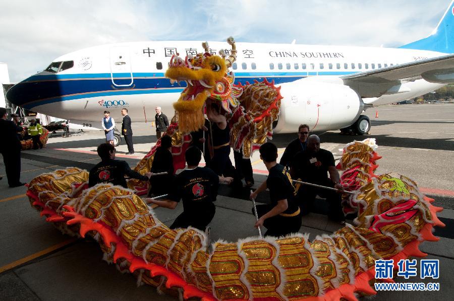 Le 13 avril à l'aéroport de Boeing de Seattle (États-Unis), des acteurs présentent la danse du dragon devant le 4000e avion Beoing 737 de nouvelle génération.