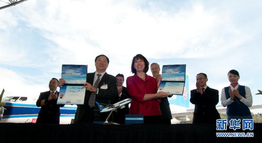 Le 13 avril à l'aéroport de Boeing de Seattle (États-Unis), Mme Beverly Wyse, vice-présidente et directrice générale du programme Boeing 737 et M. Dong Suguang, vice président exécutif de China Southern Airlines, montrent les certificats de délivrance qu'ils viennent de signés.