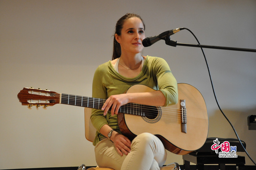  Samedi 21 avril, à Bern, Julia Escher, étudiante de l&apos;Université de Zurich, interprète une chanson chinoise, lors de la présélection nationale du concours international « Pont vers le chinois ».