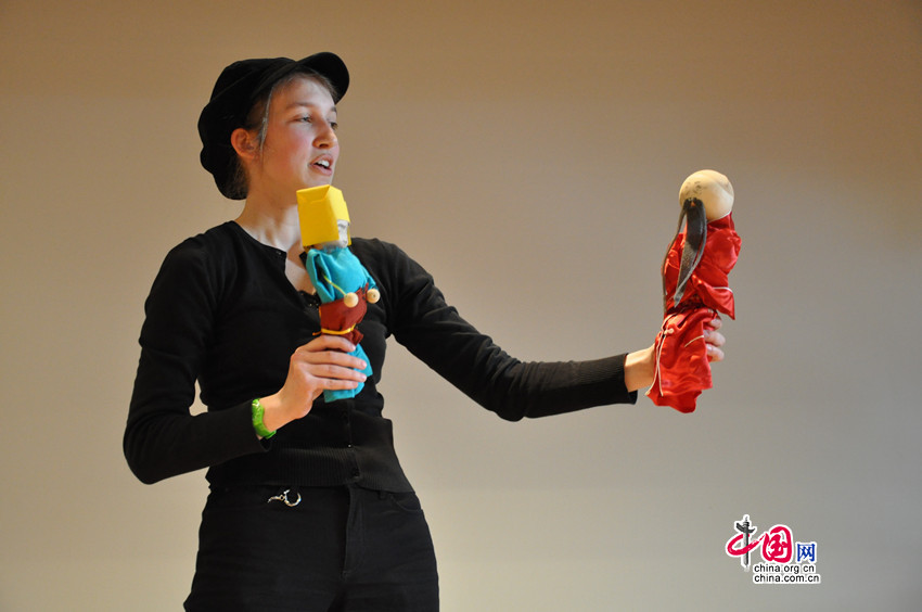  Samedi 21 avril, à Bern, Sumira Mueller, étudiante de l&apos;Université de Zurich, raconte une histoire avec des marionnettes, lors de la présélection nationale du concours international « Pont vers le chinois ».