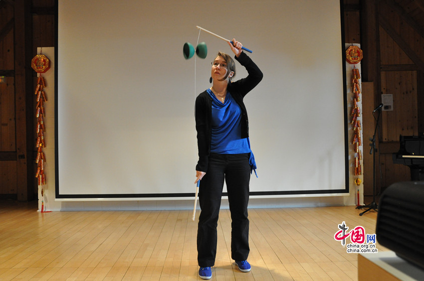  Samedi 21 avril, à Bern, Zimmermann Michaela, étudiante de l&apos;Université de Zurich, fait tourner un diabolo (kong zhu en pinyin, un art de l&apos;acrobatie chinoise), lors de la présélection nationale du concours international « Pont vers le chinois ».