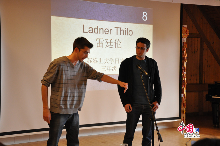  Samedi 21 avril, à Bern, Ladner Thilo (à gauche) et Gian Duei Rominger (à droite), deux étudiants de l&apos;Université de Zurich, présentent un dialogue comique, lors de la présélection nationale du concours international « Pont vers le chinois ».
