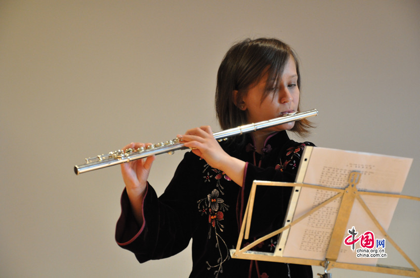  Samedi 21 avril, à Bern, Louise Rilliet, étudiante de l&apos;Université de Genève, joue de la flûte, lors de la présélection nationale du concours international « Pont vers le chinois ».