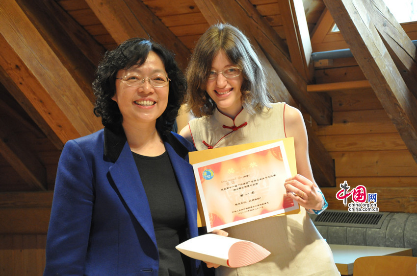 Samedi 21 avril, à Bern, Mme Yang Xiaorong, Ministre-Conseillère (affaires administratives et consulaires) de l'ambassade de Chine en Suisse, décerne le premier prix à Eveline Bagnoud Zhou, étudiante de l'Université de Genève. Samedi 21 avril, à Bern, Mme Yang Xiaorong, Ministre-Conseillère (affaires administratives et consulaires) de l'ambassade de Chine en Suisse, décerne le premier prix à Eveline Bagnoud Zhou, étudiante de l'Université de Genève.