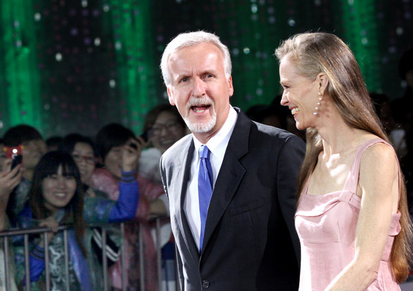 James Cameron, réalisateur du film Titanic, et son épouse, Suzy Amis, marchent sur le tapis rouge lors du deuxième Festival international du film de Beijing.
