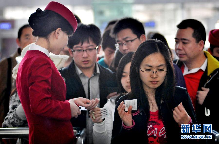 Chine : les chemins de fer connaissent une circulation dense au début des vacances du 1er mai