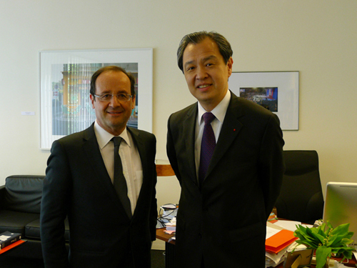 Le nouveau président élu français François Hollande a reçu lundi après-midi l'ambassadeur de Chine en France M. Kong Quan, qui lui a transmis le message de félicitations du président chinois Hu Jintao après sa victoire à l'élection présidentielle.