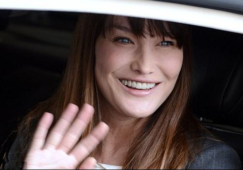 Carla Bruni-Sarkozy s'en prend aux journalistes dans sa nouvelle chanson