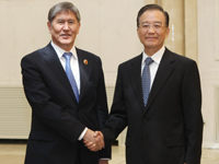 Le Premier ministre chinois rencontre le président kirghiz