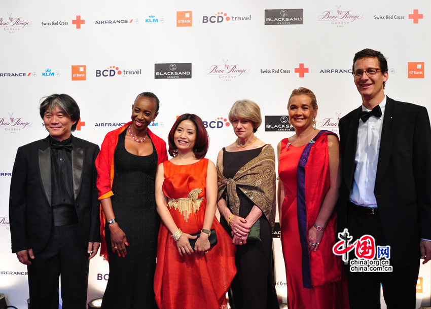 Le 9 juin, la couturière chinoise Guo Pei (troisième à gauche) et Annemarie Huber-Hotz (quatrième à gauche), présidente de la Croix-Rouge suisse au Bal de la Croix-Rouge 2012. 