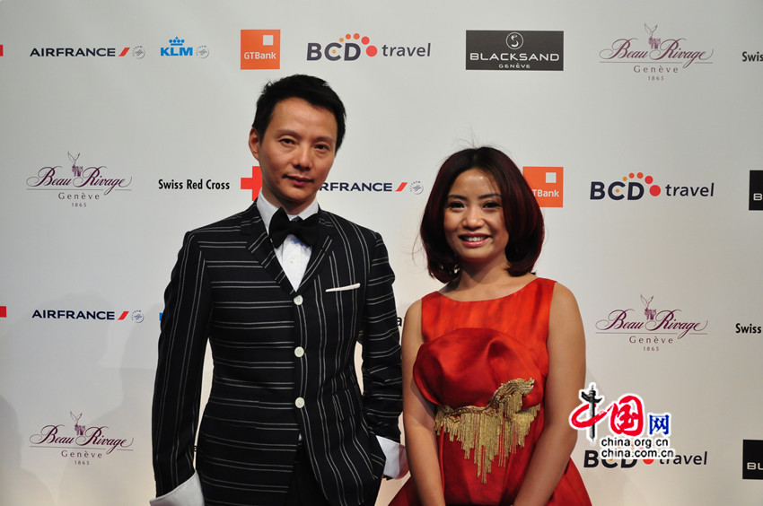 Le 9 juin, le chorégraphe chinois Shen Wei (à gauche) et la couturière chinoise Guo Pei posent devant le mur d'accueil du Bal de la Croix-Rouge suisse 2012. 