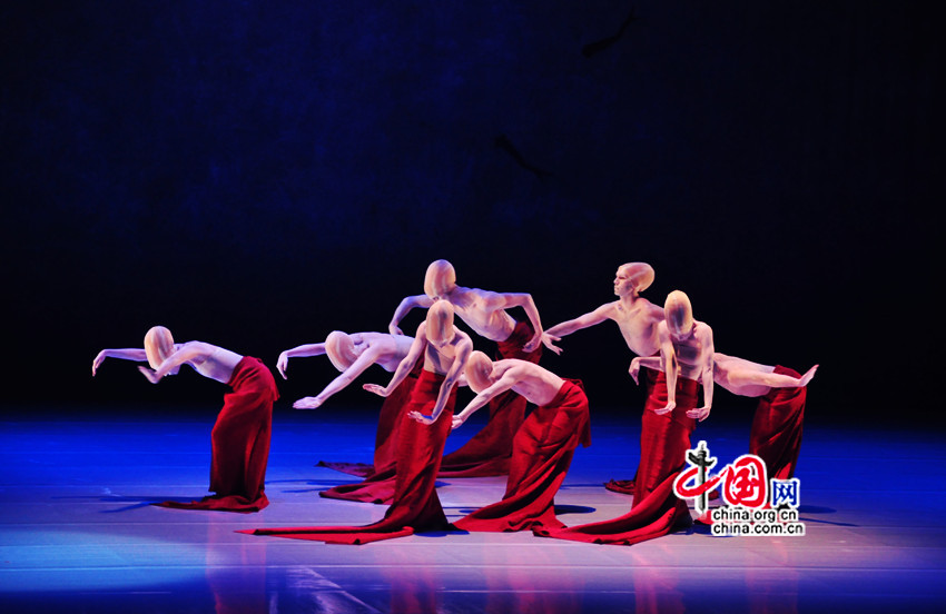 Le 9 juin, la danse « Folding » interprétée par la troupe de ballet contemporain Shen Wei Dance Arts. 