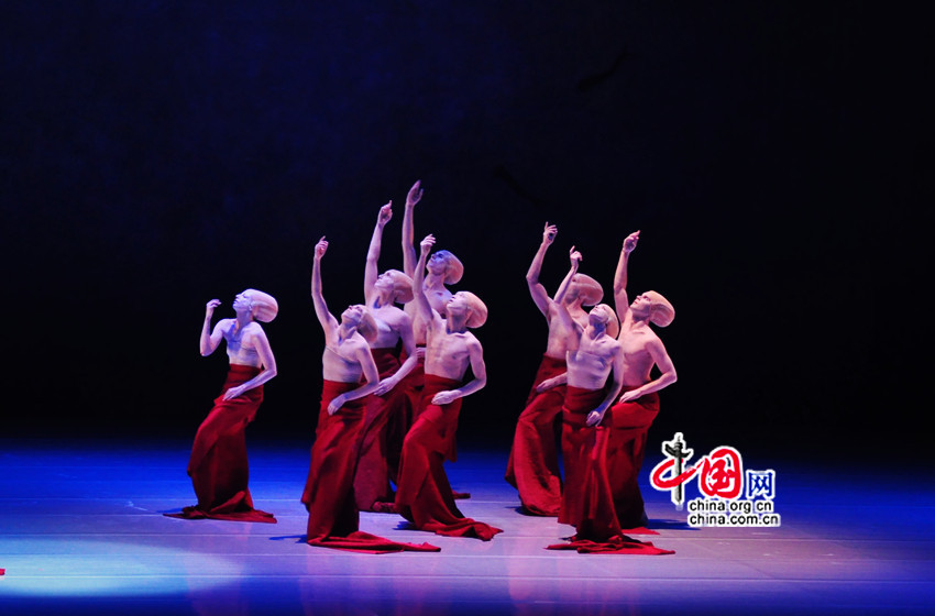 Le 9 juin, la danse « Folding » interprétée par la troupe de ballet contemporain Shen Wei Dance Arts. 