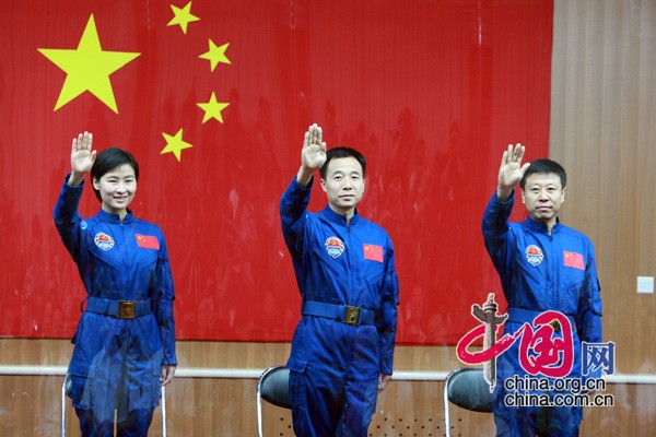 Les trois astronautes chinois Liu Yang, Jing Haipeng et Liu Wang